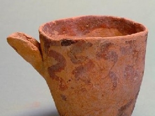 Βαθύ κύπελλο με λοξή προχοή και γραπτή διακόσμηση με κυματιστές γραμμές. Χαλκολιθική περίοδος.